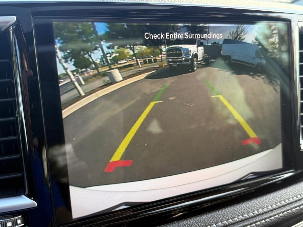 Chrysler Pacifica Vehicle Full-screen Gallery Image 21