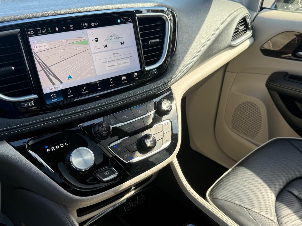 Chrysler Pacifica Vehicle Full-screen Gallery Image 22