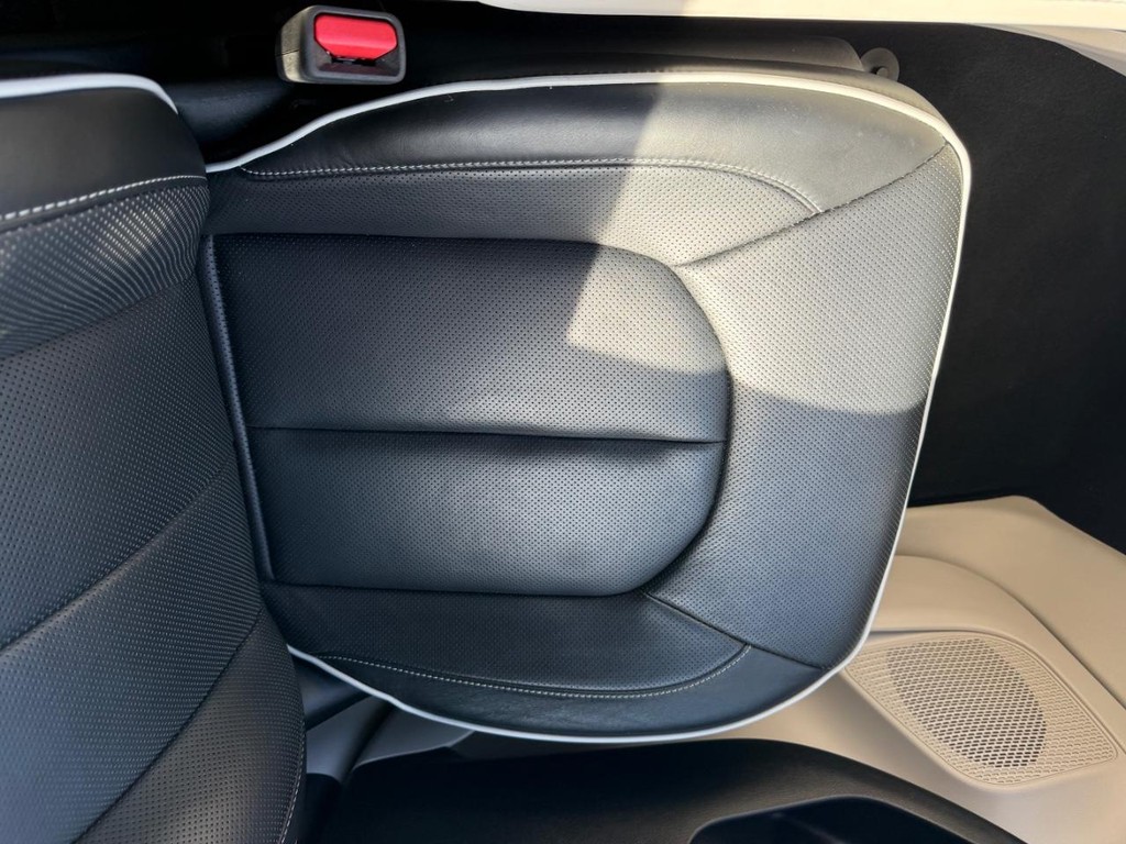 Chrysler Pacifica Vehicle Full-screen Gallery Image 23