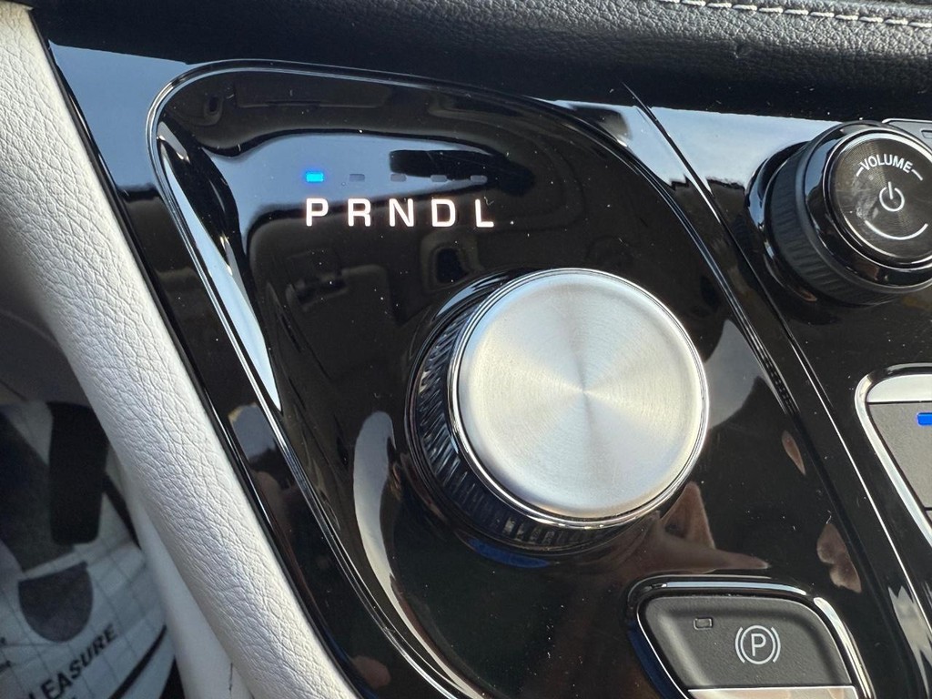 Chrysler Pacifica Vehicle Full-screen Gallery Image 24