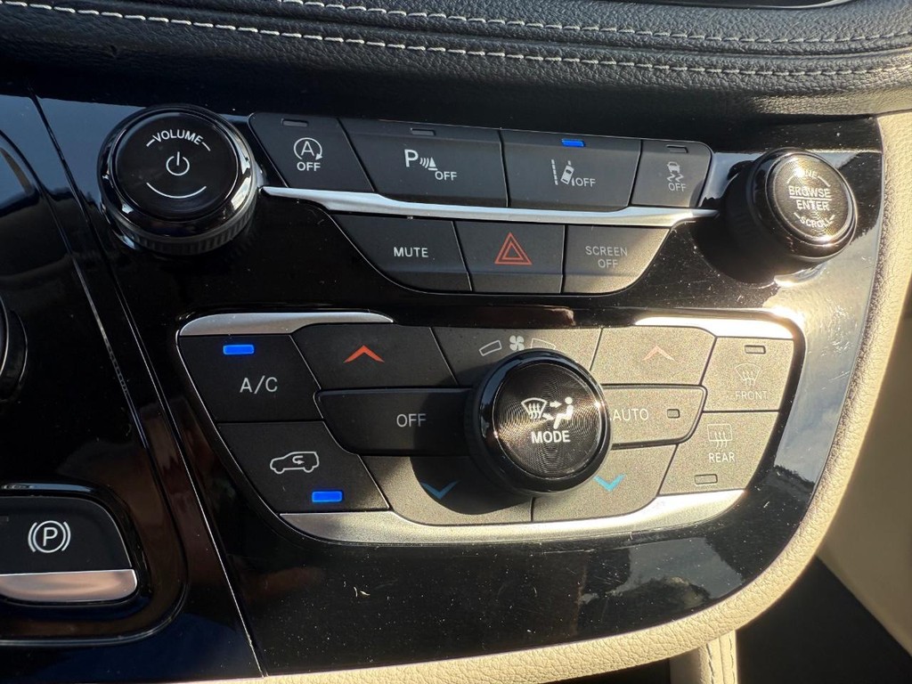 Chrysler Pacifica Vehicle Full-screen Gallery Image 25