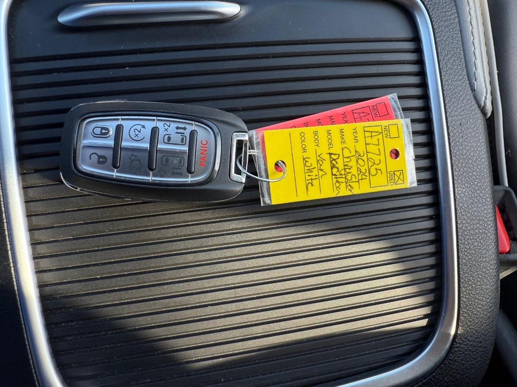 Chrysler Pacifica Vehicle Full-screen Gallery Image 27