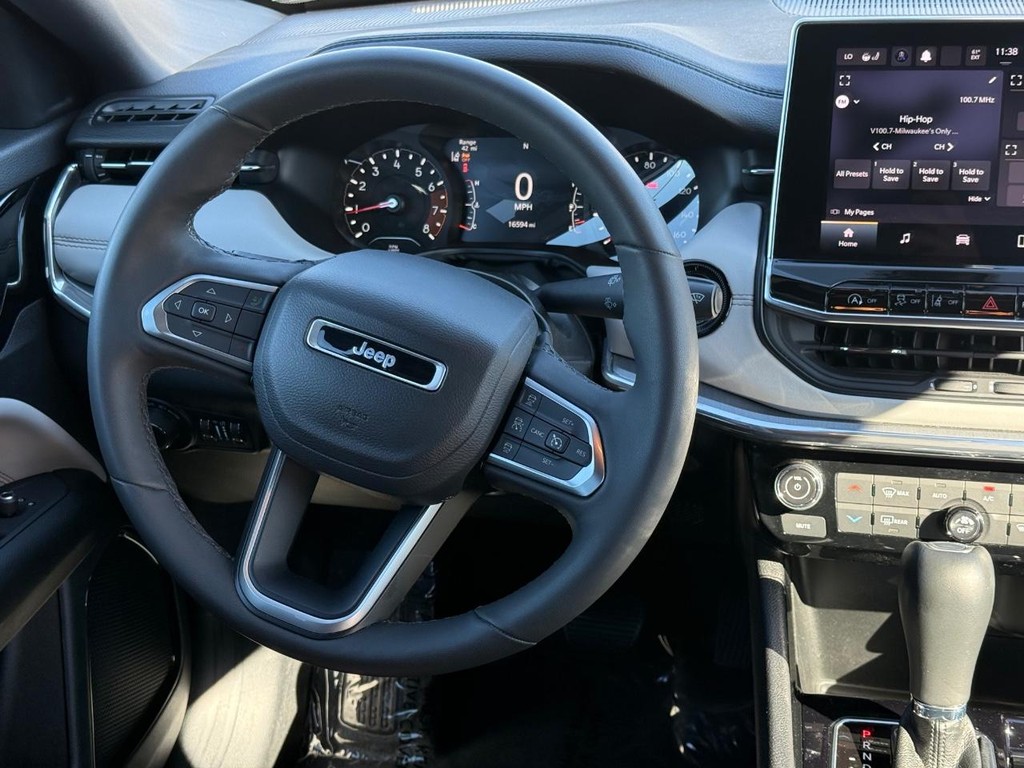 Jeep Compass Vehicle Full-screen Gallery Image 10