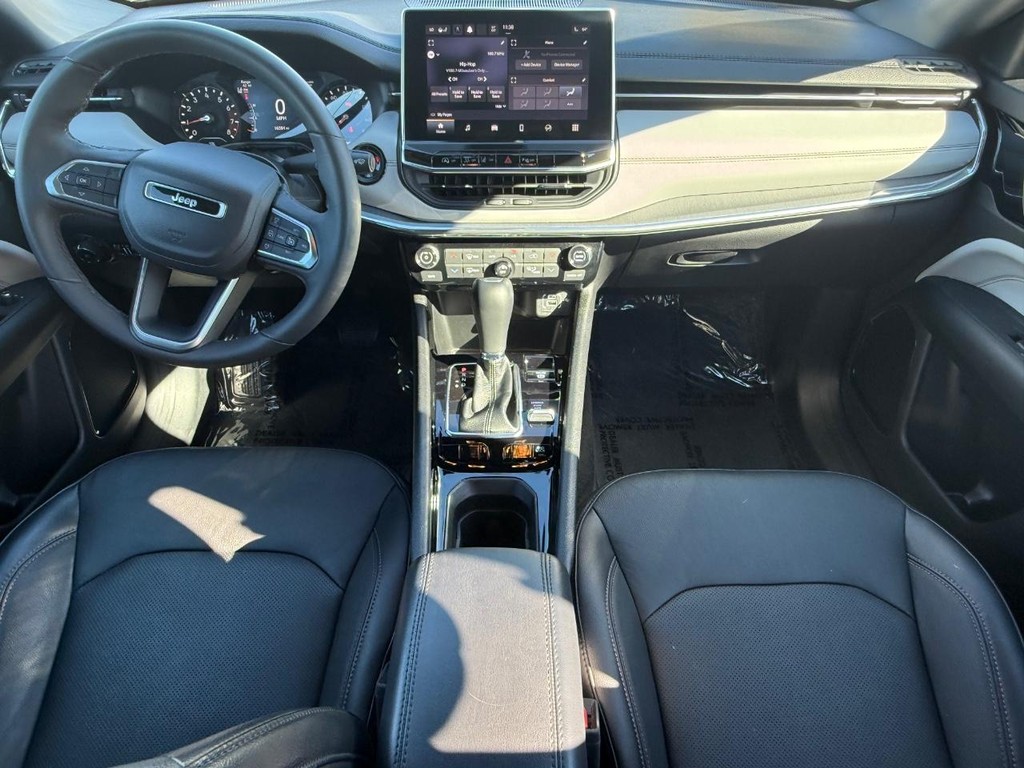 Jeep Compass Vehicle Full-screen Gallery Image 11