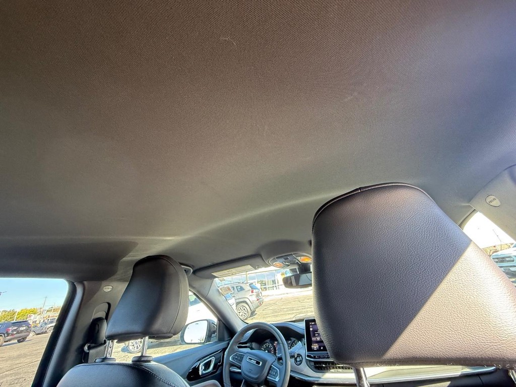 Jeep Compass Vehicle Full-screen Gallery Image 12