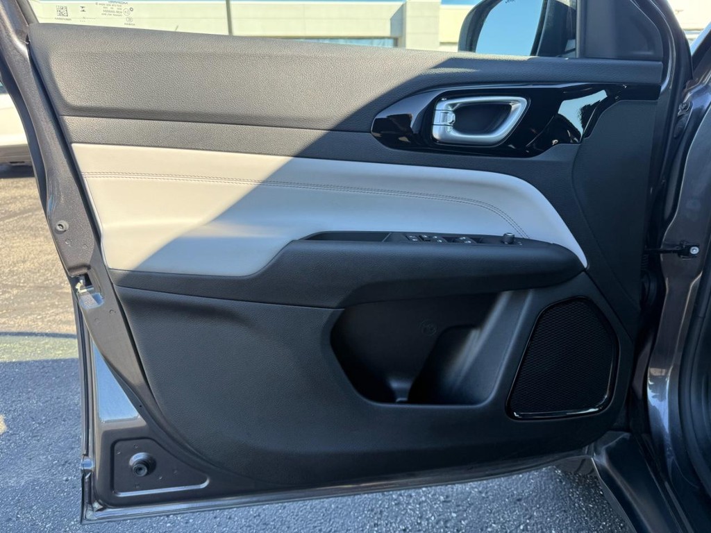 Jeep Compass Vehicle Full-screen Gallery Image 13