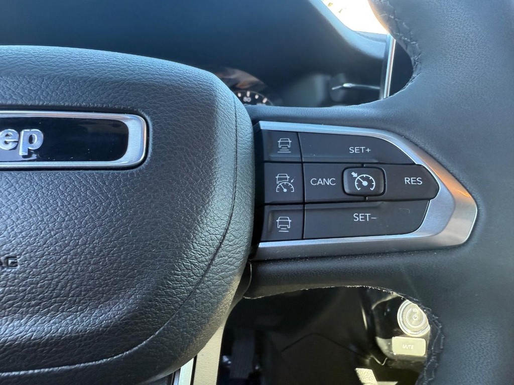 Jeep Compass Vehicle Full-screen Gallery Image 16