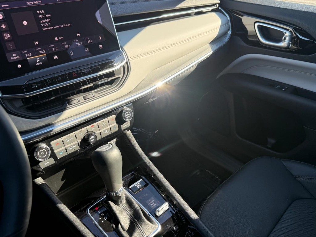 Jeep Compass Vehicle Full-screen Gallery Image 20