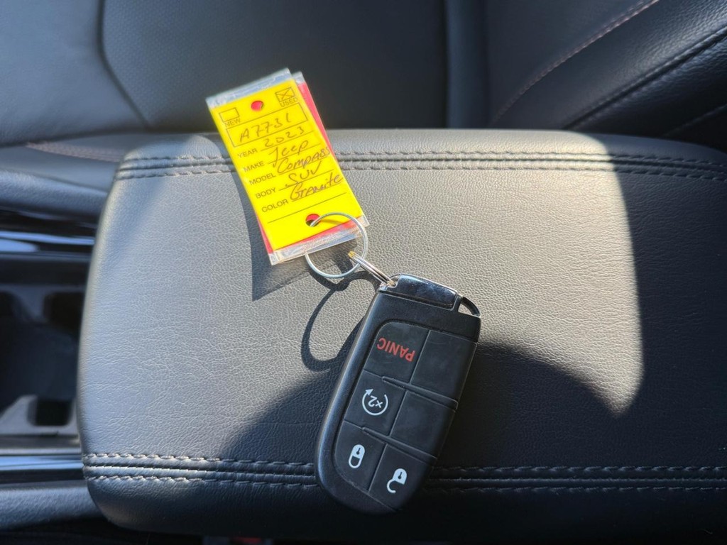 Jeep Compass Vehicle Full-screen Gallery Image 28