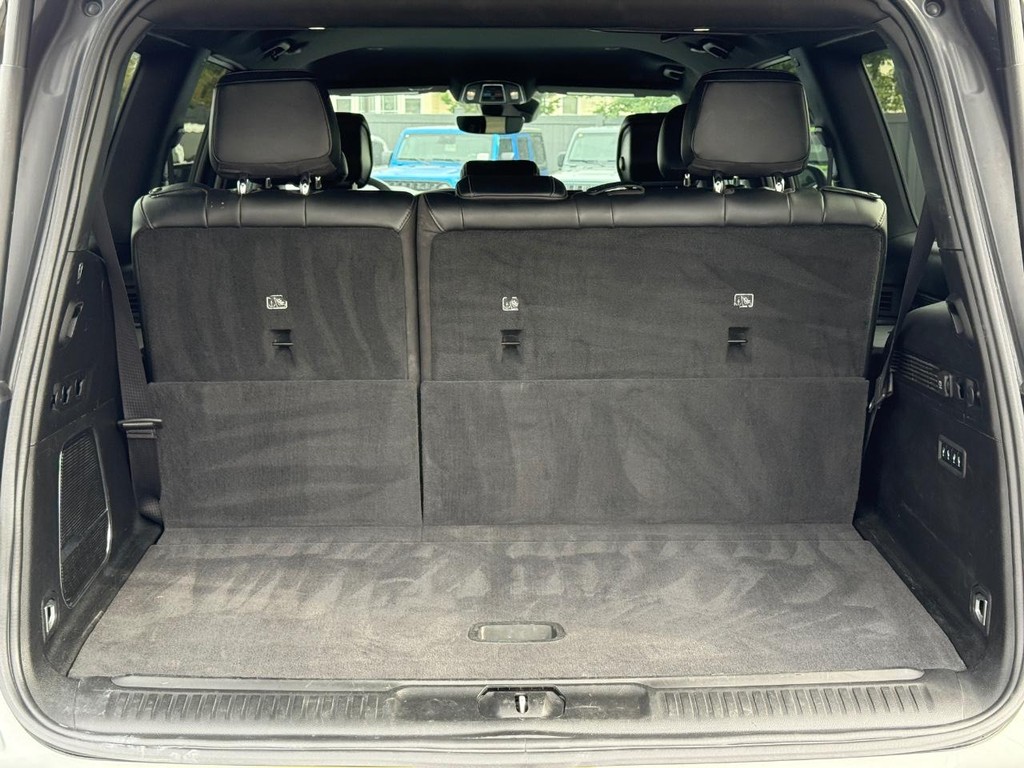 Jeep Wagoneer Vehicle Full-screen Gallery Image 07