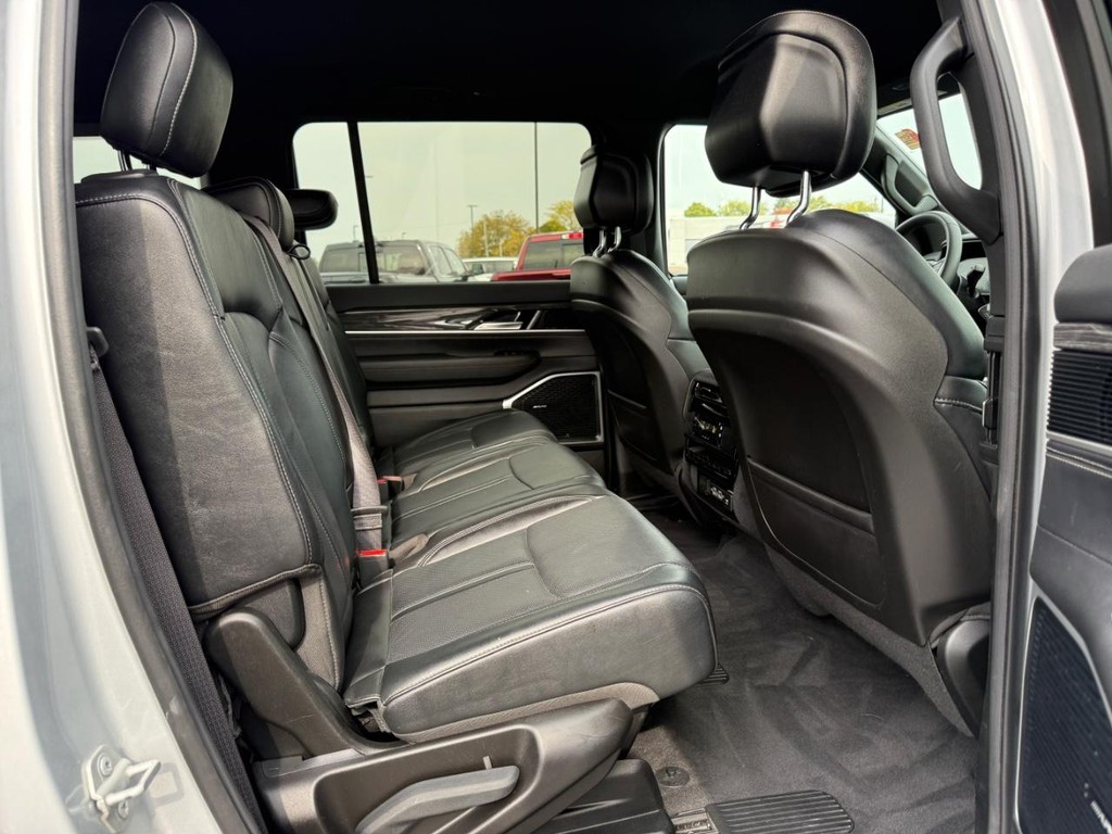 Jeep Wagoneer Vehicle Full-screen Gallery Image 12