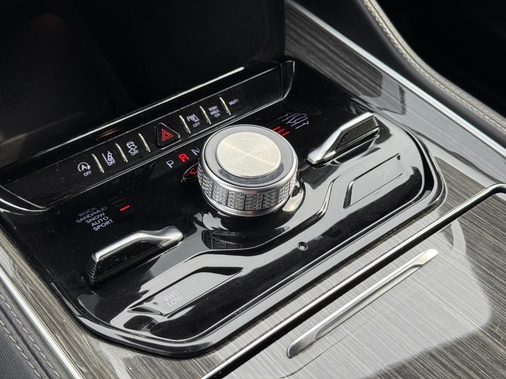 Jeep Wagoneer Vehicle Full-screen Gallery Image 23