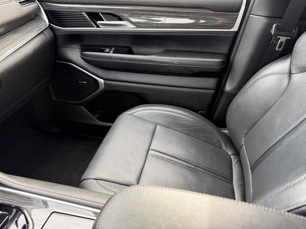 Jeep Wagoneer Vehicle Full-screen Gallery Image 24