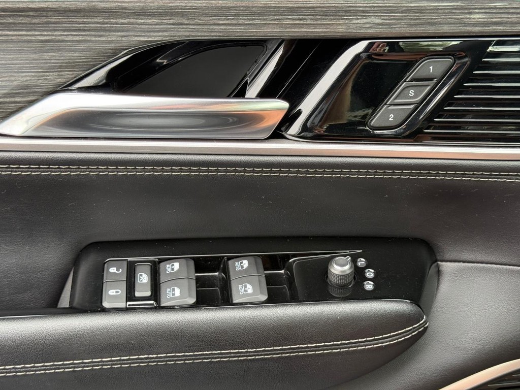 Jeep Wagoneer Vehicle Full-screen Gallery Image 27