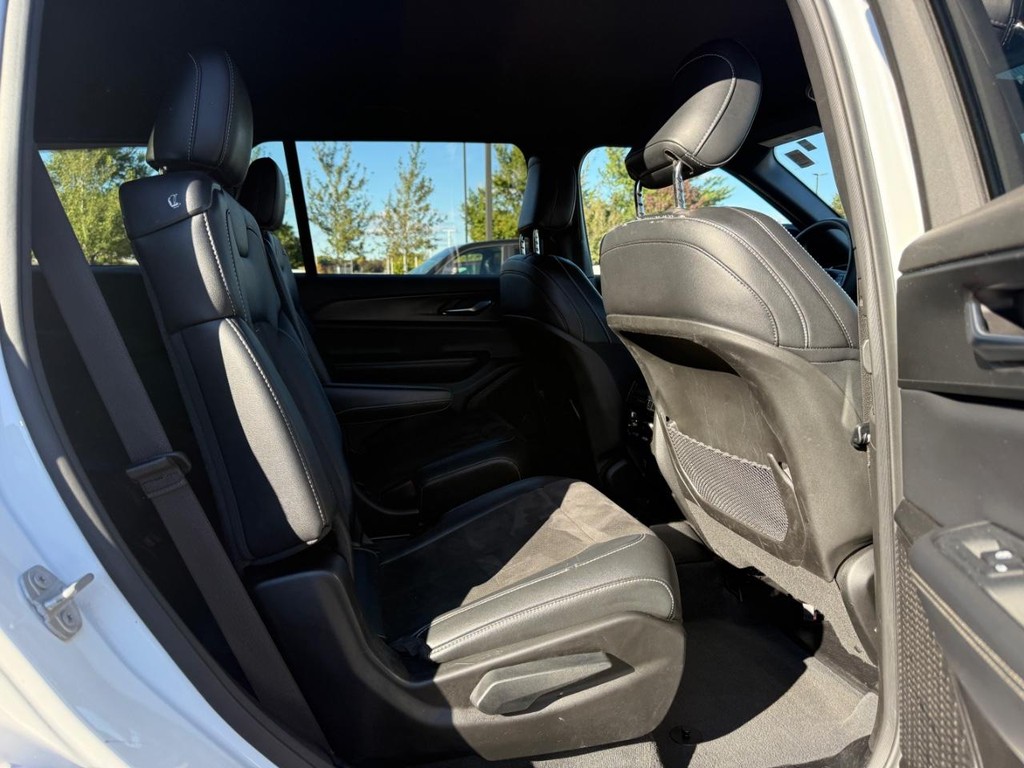 Jeep Grand Cherokee L Vehicle Full-screen Gallery Image 12