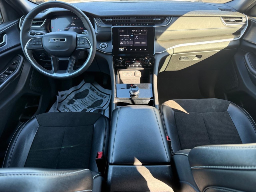 Jeep Grand Cherokee L Vehicle Full-screen Gallery Image 13