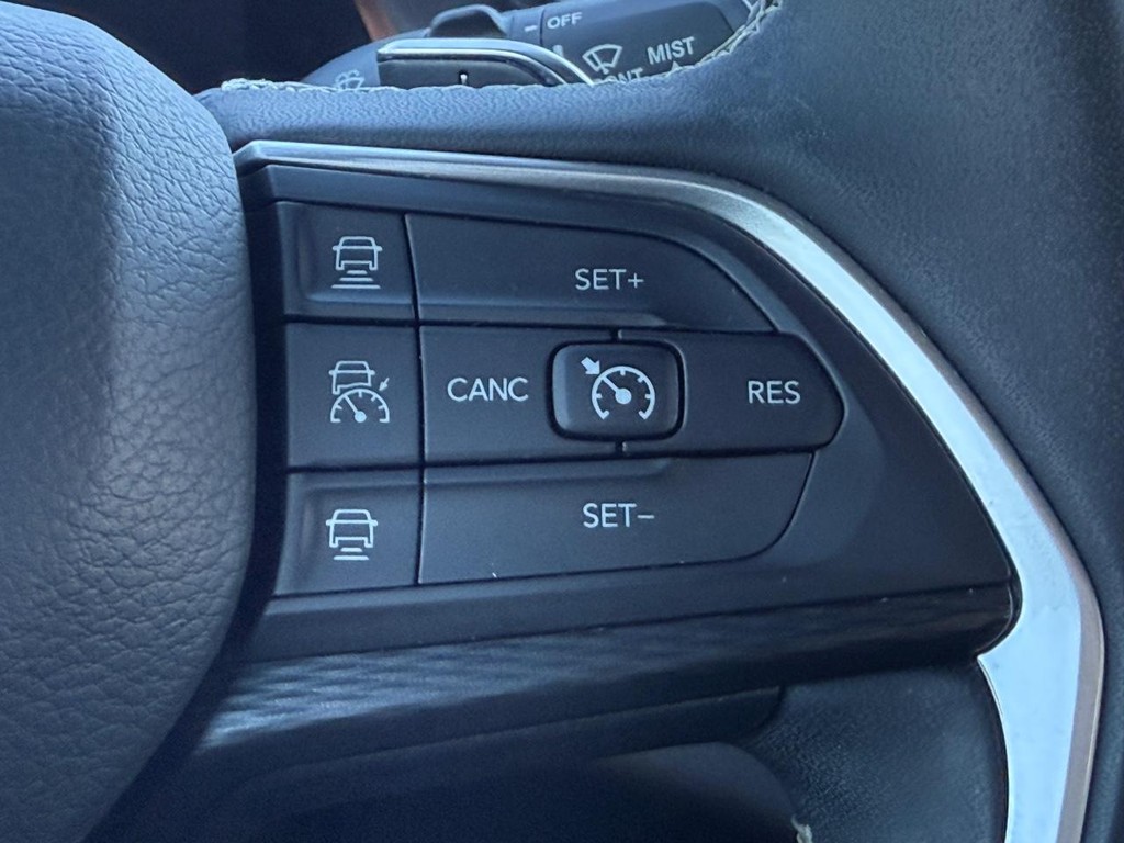 Jeep Grand Cherokee L Vehicle Full-screen Gallery Image 16