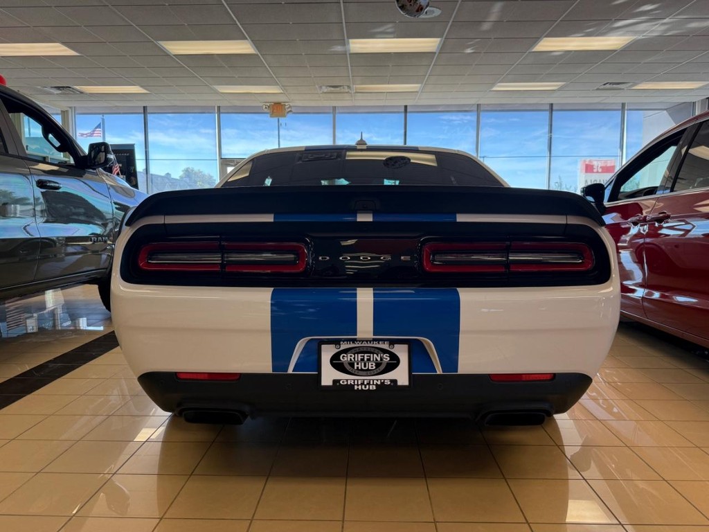 Dodge Challenger Vehicle Full-screen Gallery Image 03