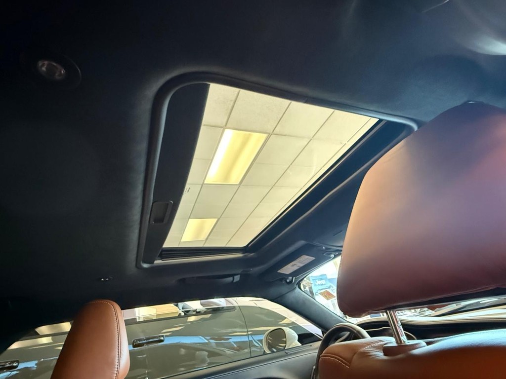 Dodge Challenger Vehicle Full-screen Gallery Image 10