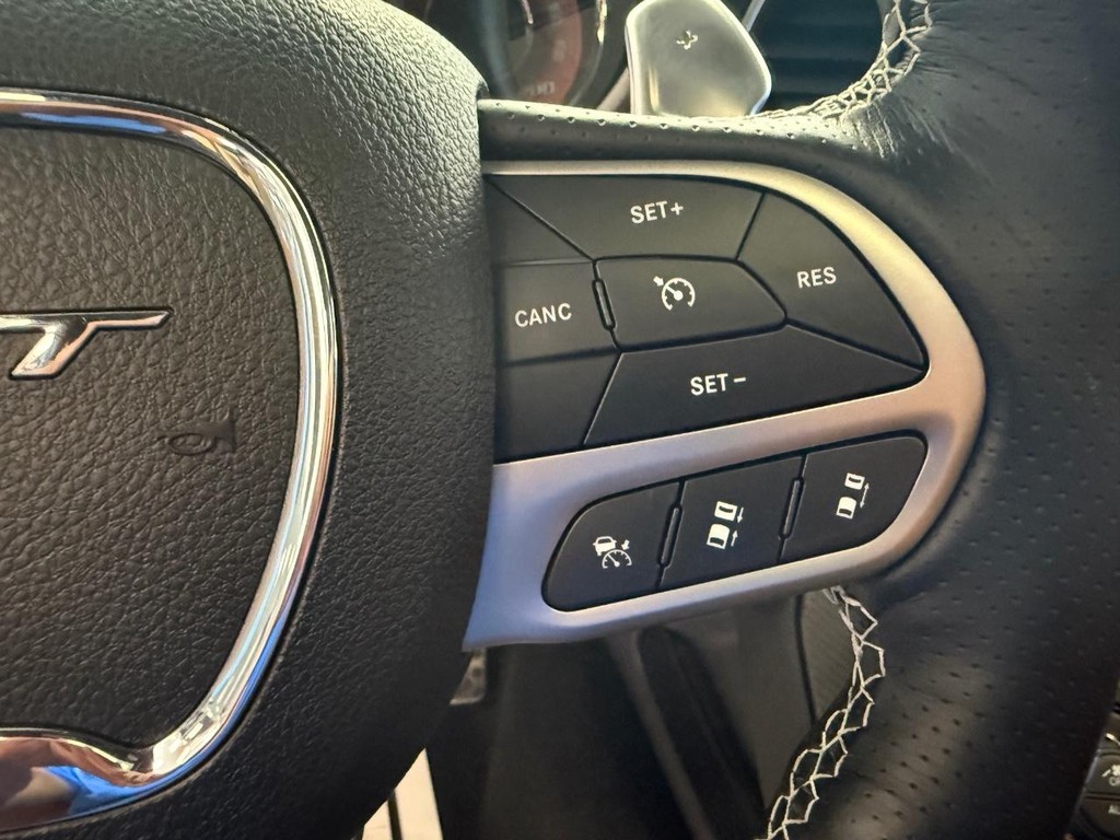 Dodge Challenger Vehicle Full-screen Gallery Image 12