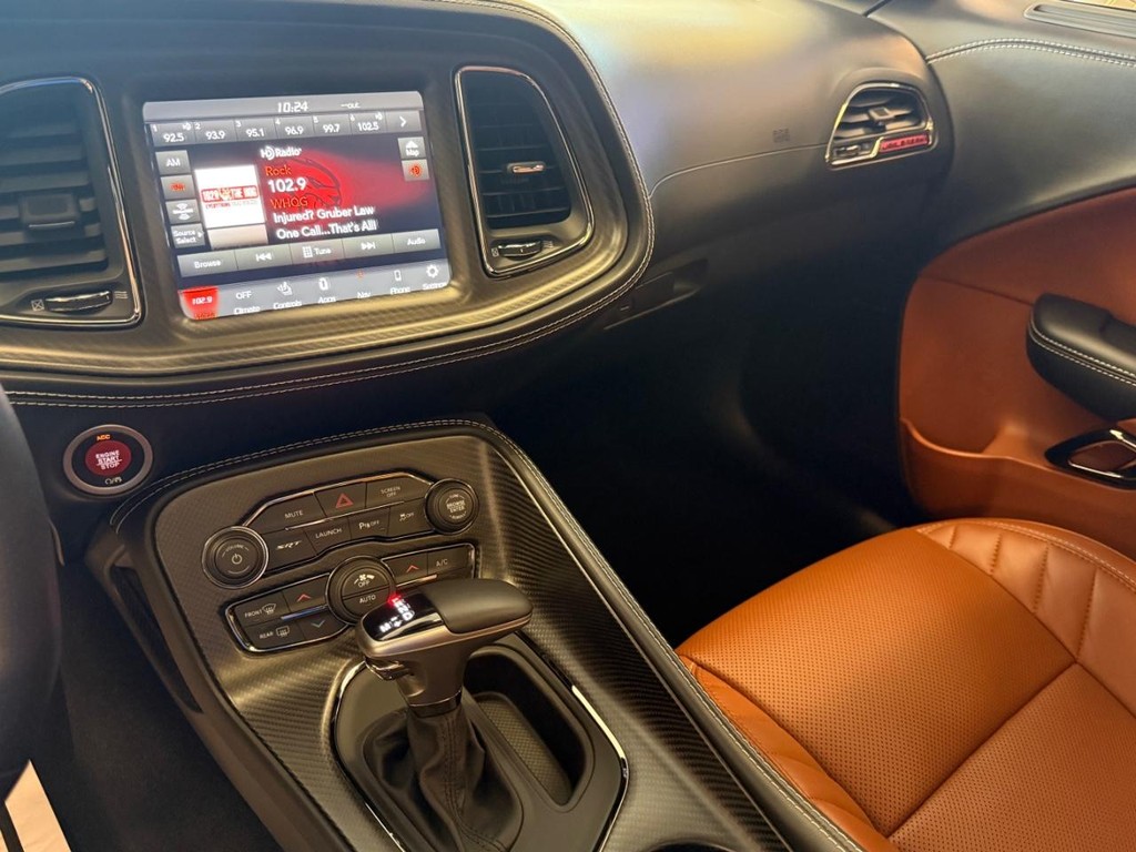 Dodge Challenger Vehicle Full-screen Gallery Image 14