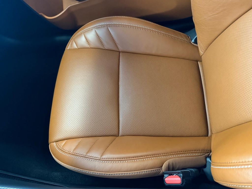 Dodge Challenger Vehicle Full-screen Gallery Image 18