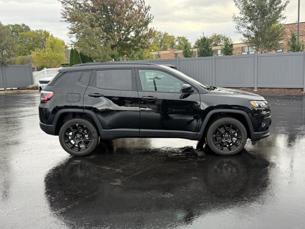 Jeep Compass Vehicle Full-screen Gallery Image 02