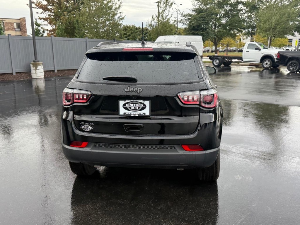 Jeep Compass Vehicle Full-screen Gallery Image 04