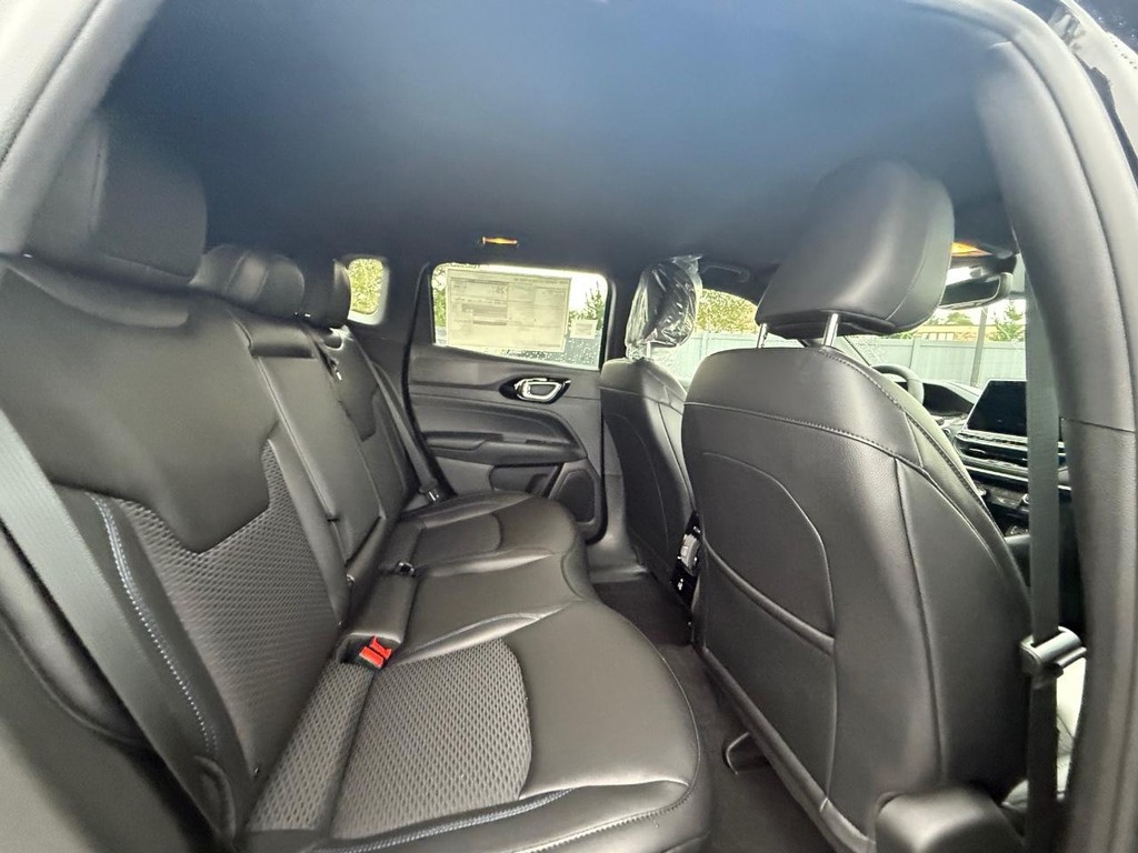 Jeep Compass Vehicle Full-screen Gallery Image 11