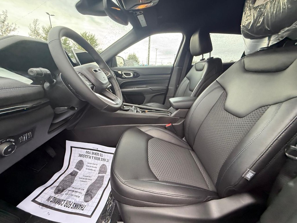 Jeep Compass Vehicle Full-screen Gallery Image 13