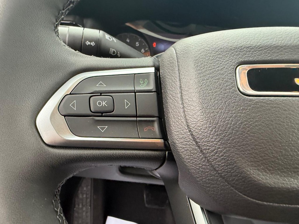 Jeep Compass Vehicle Full-screen Gallery Image 15