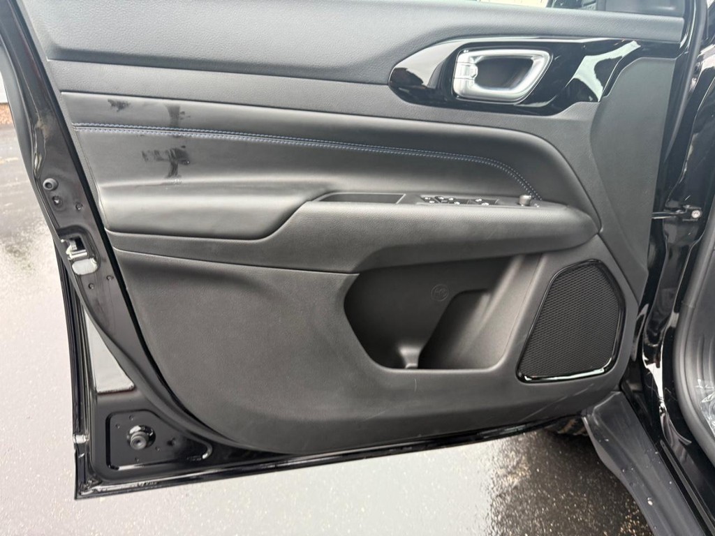 Jeep Compass Vehicle Full-screen Gallery Image 16