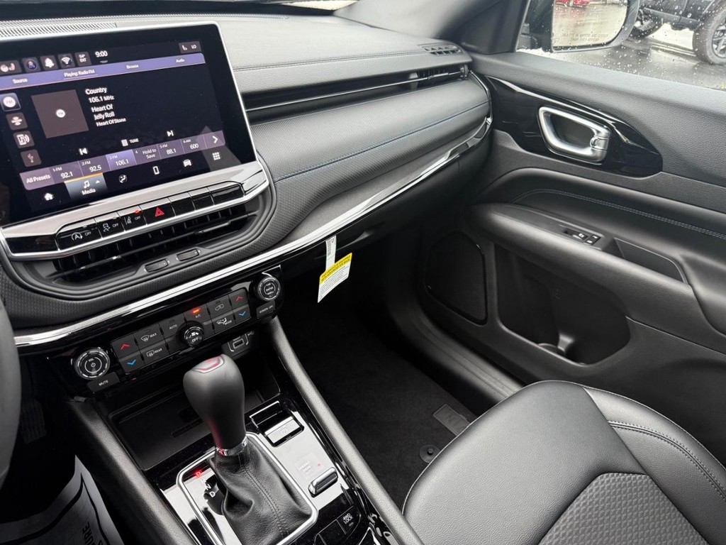 Jeep Compass Vehicle Full-screen Gallery Image 21