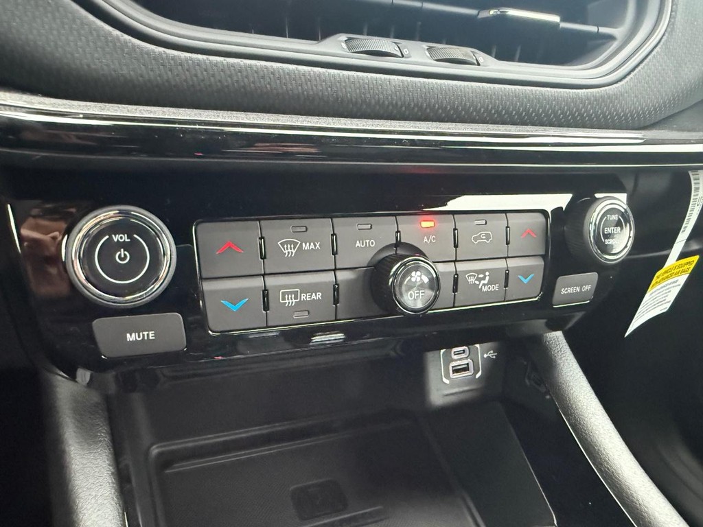 Jeep Compass Vehicle Full-screen Gallery Image 23