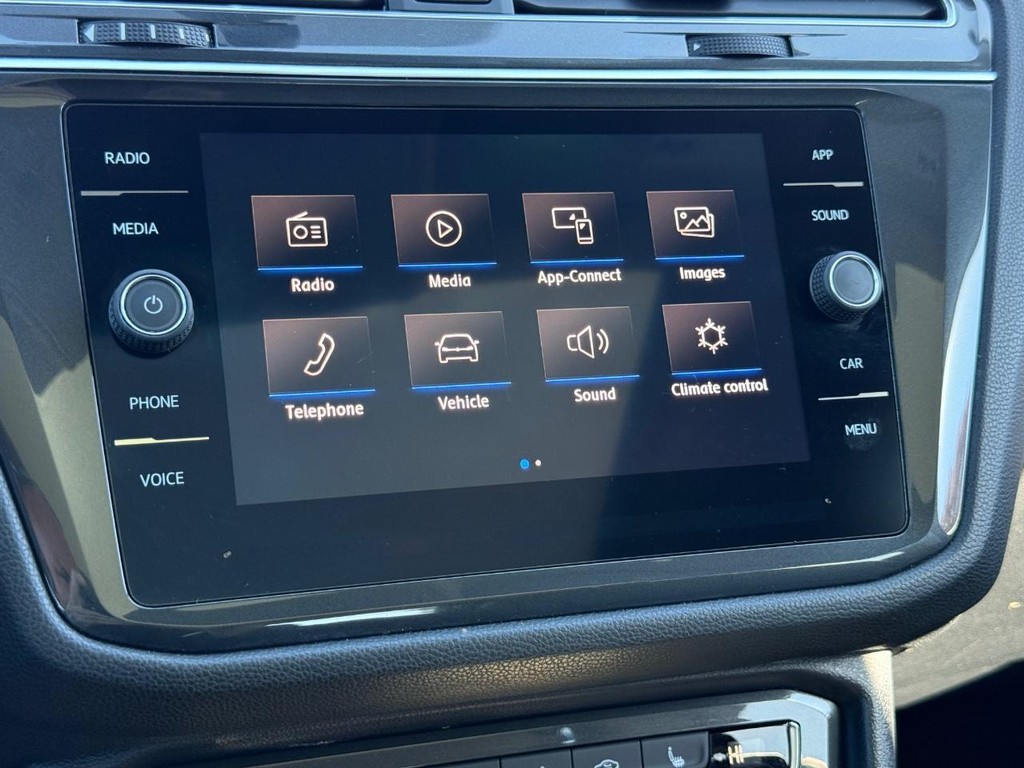 Volkswagen Tiguan Vehicle Full-screen Gallery Image 17