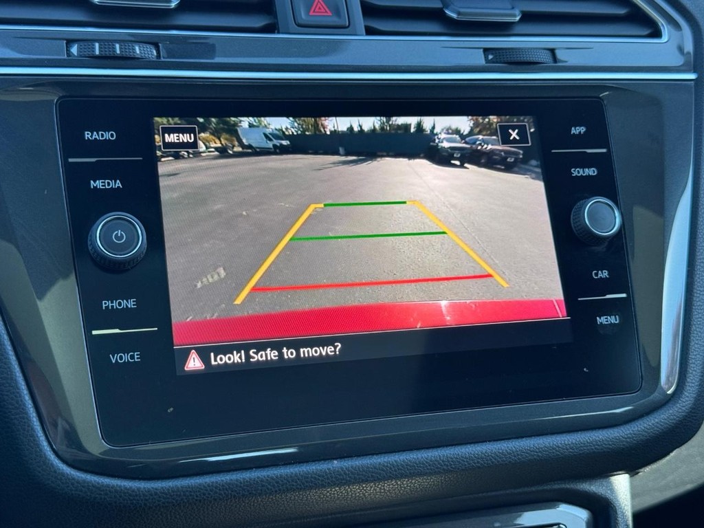 Volkswagen Tiguan Vehicle Full-screen Gallery Image 18