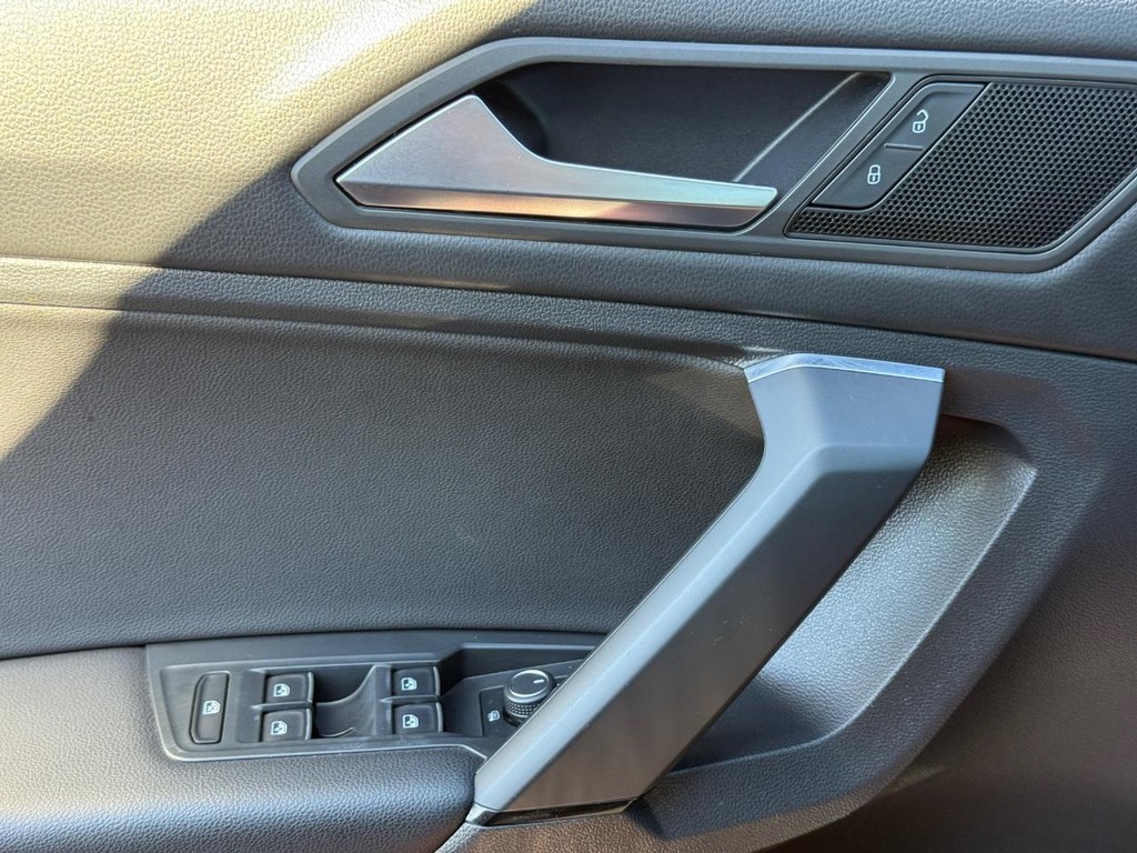 Volkswagen Tiguan Vehicle Full-screen Gallery Image 25