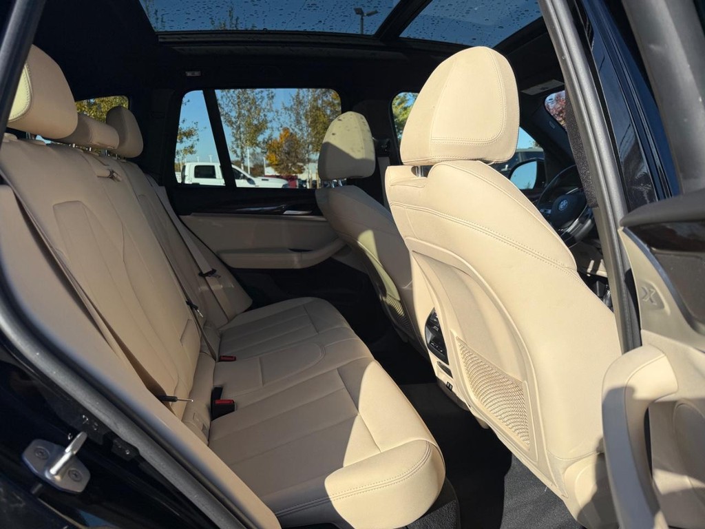 BMW X3 Vehicle Full-screen Gallery Image 11