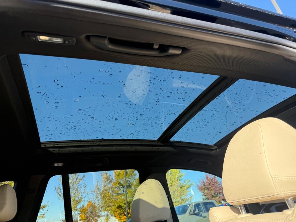 BMW X3 Vehicle Full-screen Gallery Image 12