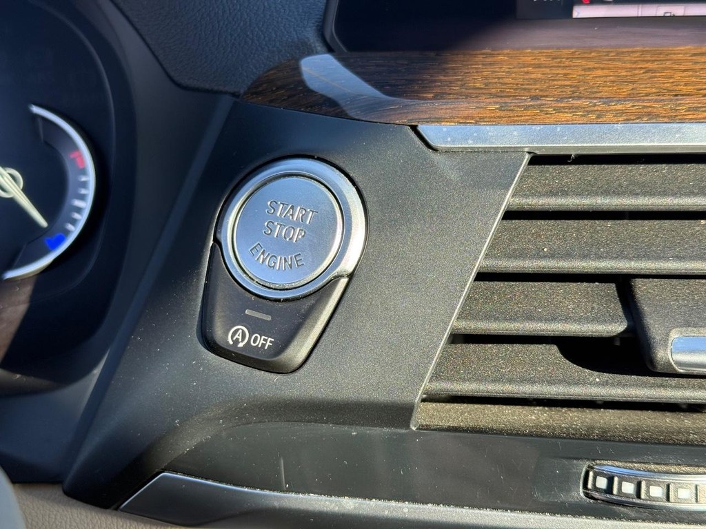 BMW X3 Vehicle Full-screen Gallery Image 18