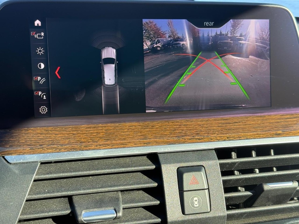 BMW X3 Vehicle Full-screen Gallery Image 19