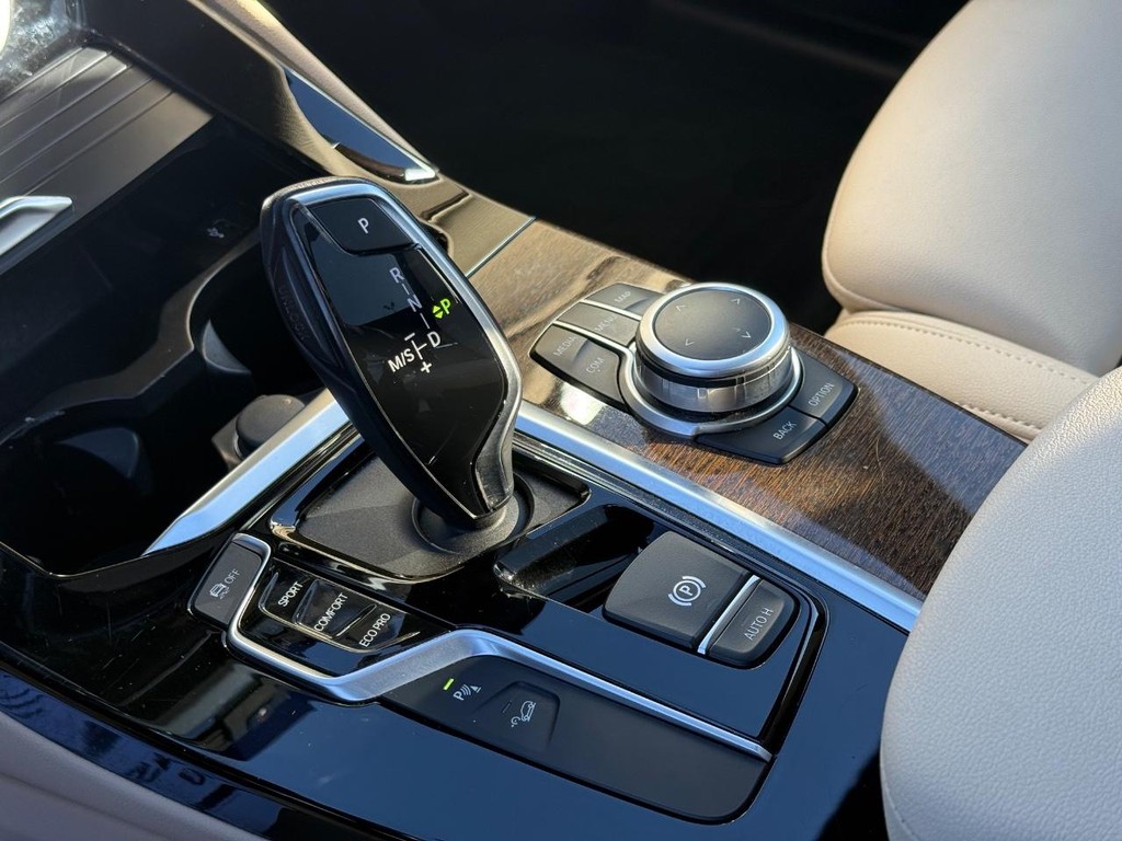 BMW X3 Vehicle Full-screen Gallery Image 21