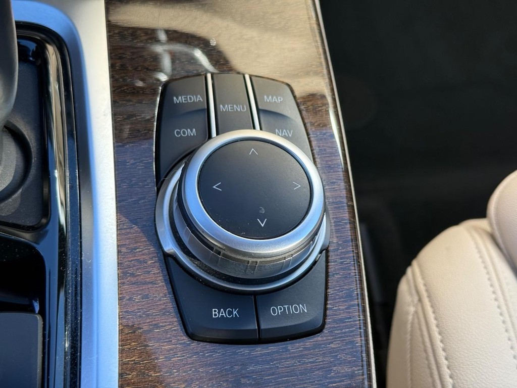 BMW X3 Vehicle Full-screen Gallery Image 22