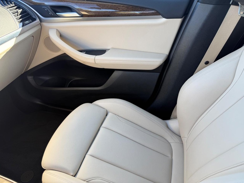 BMW X3 Vehicle Full-screen Gallery Image 23