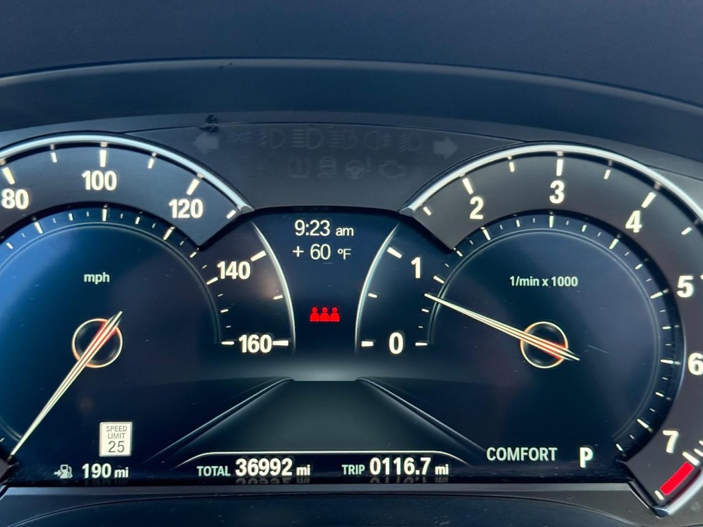 BMW X3 Vehicle Full-screen Gallery Image 25