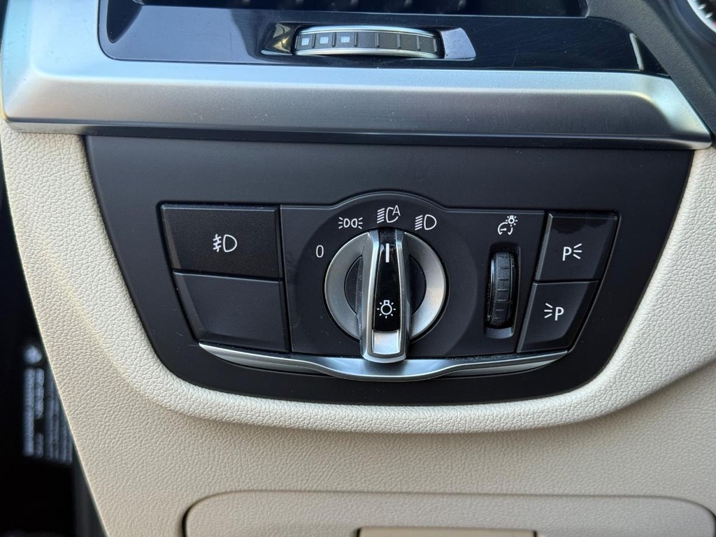 BMW X3 Vehicle Full-screen Gallery Image 26