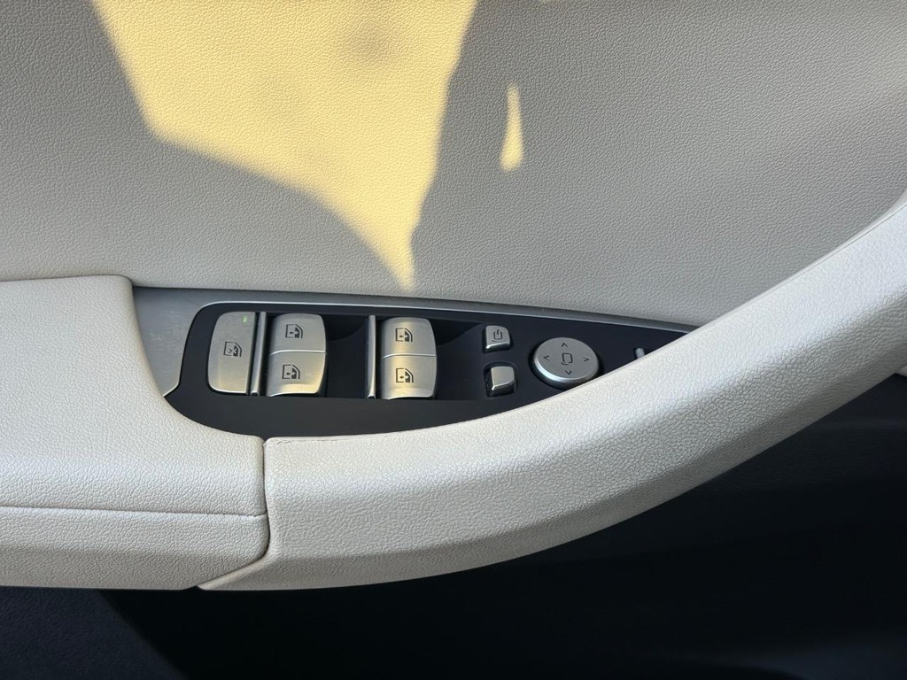 BMW X3 Vehicle Full-screen Gallery Image 28