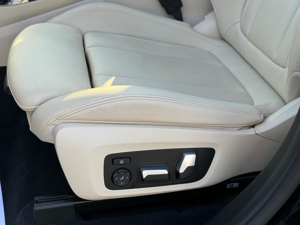 BMW X3 Vehicle Full-screen Gallery Image 29