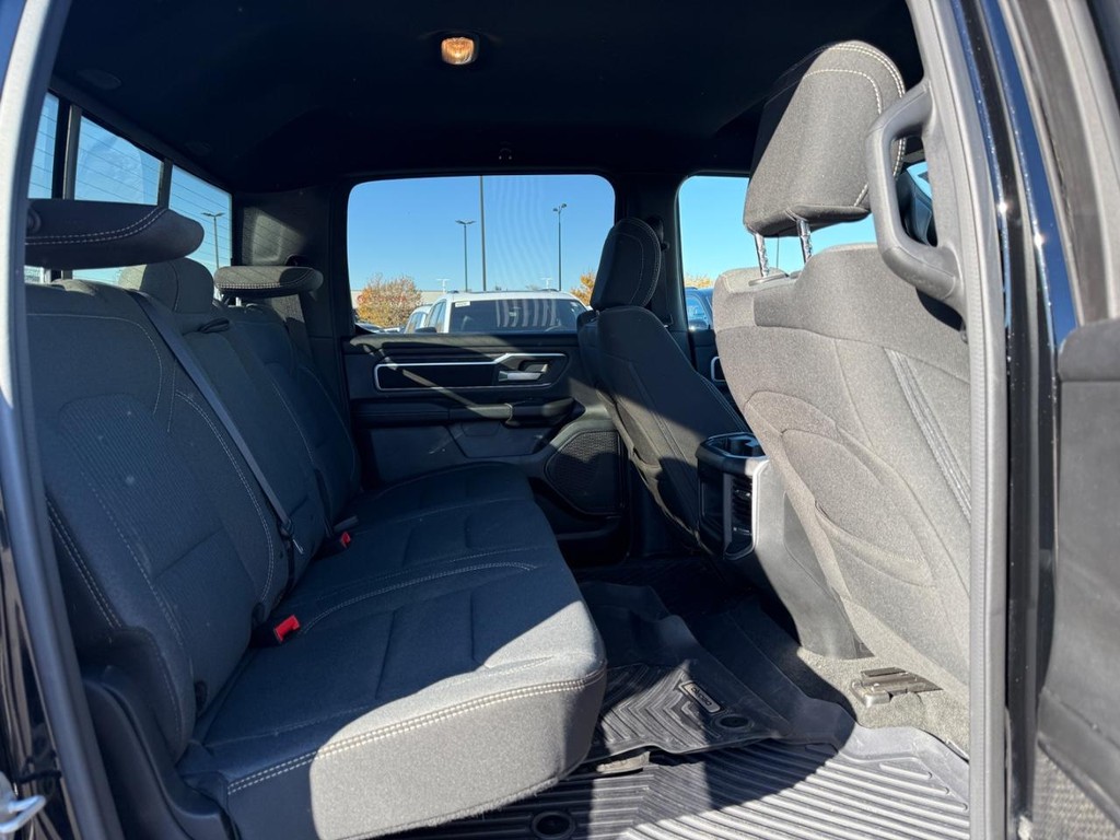 Ram 1500 Vehicle Full-screen Gallery Image 11