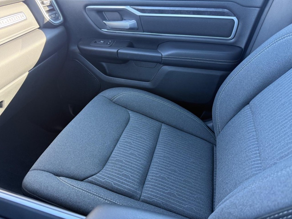 Ram 1500 Vehicle Full-screen Gallery Image 21